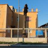 ...strada dominata da bassi magazzini dai muri ingrigiti e scrostati, sui quali � facile leggere cartelli con la scritta �vendesi�